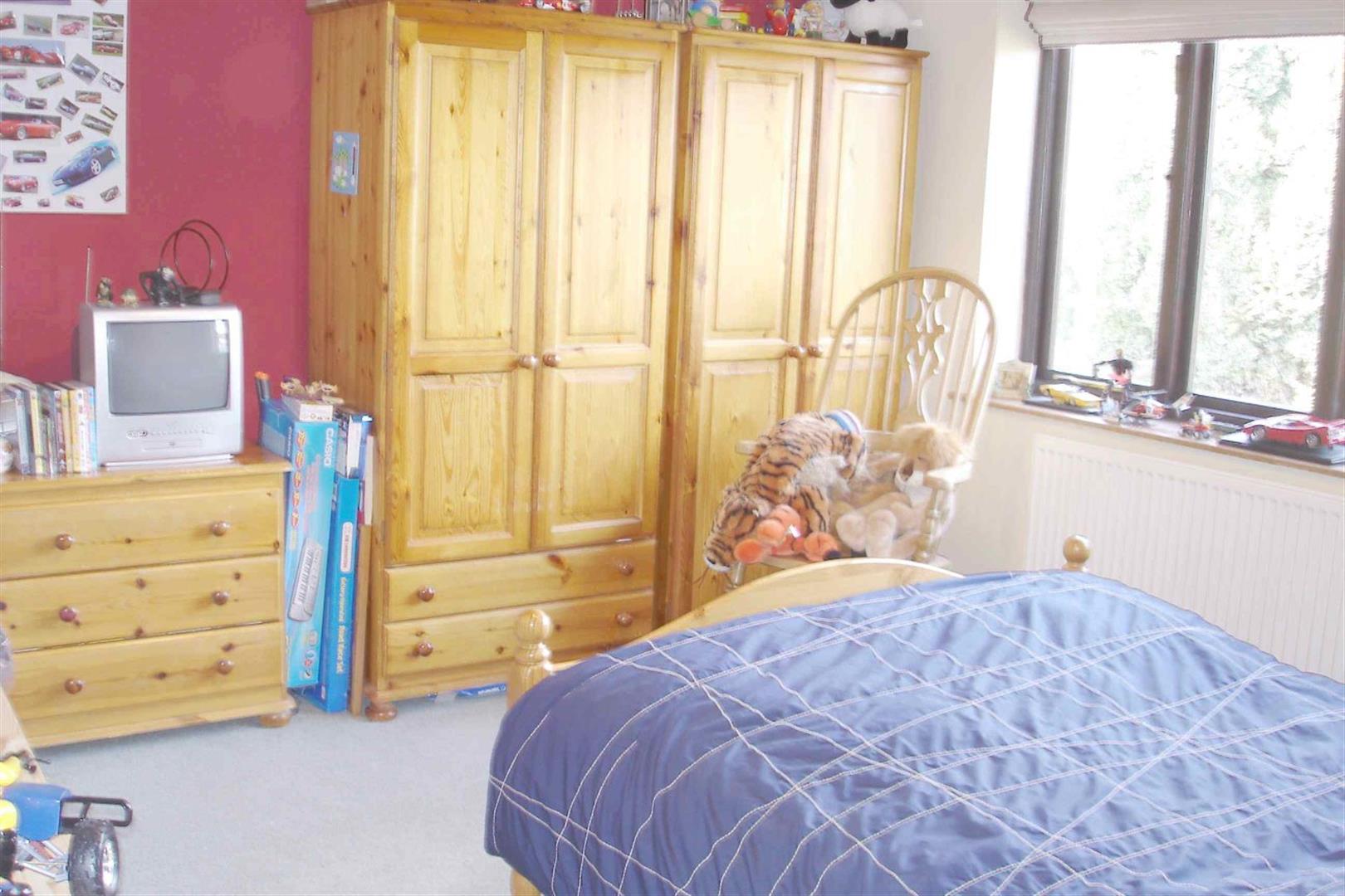 2 bed property in Kings Grove, London